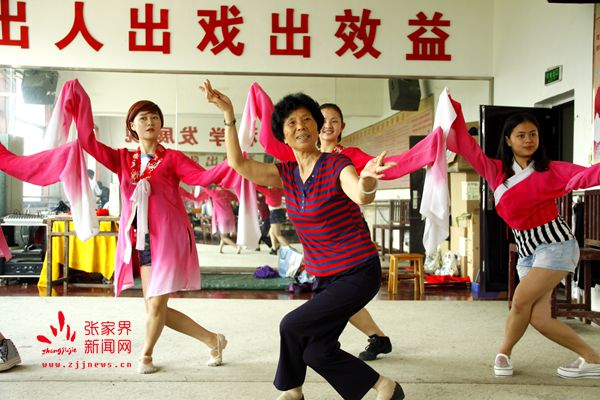 1526438033803016.jpg 朱丽珍(前中)亲身带徒授艺(永定区非遗中心供图)_副本.jpg