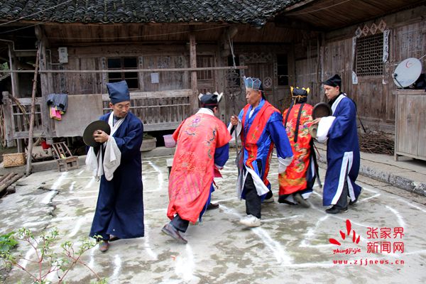 1526438056410824.jpg 周纯勤(左三)带领徒弟练习土家族撒叶儿嗬(侯碧云 摄)_副本.jpg